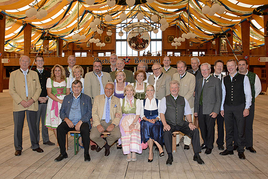 Die Wiesnwirte bei der Präsentation des Oktoberfest Maßkrugs 2016 in der Bräu-Rosl (©Foto: Ingrid Grossmann))